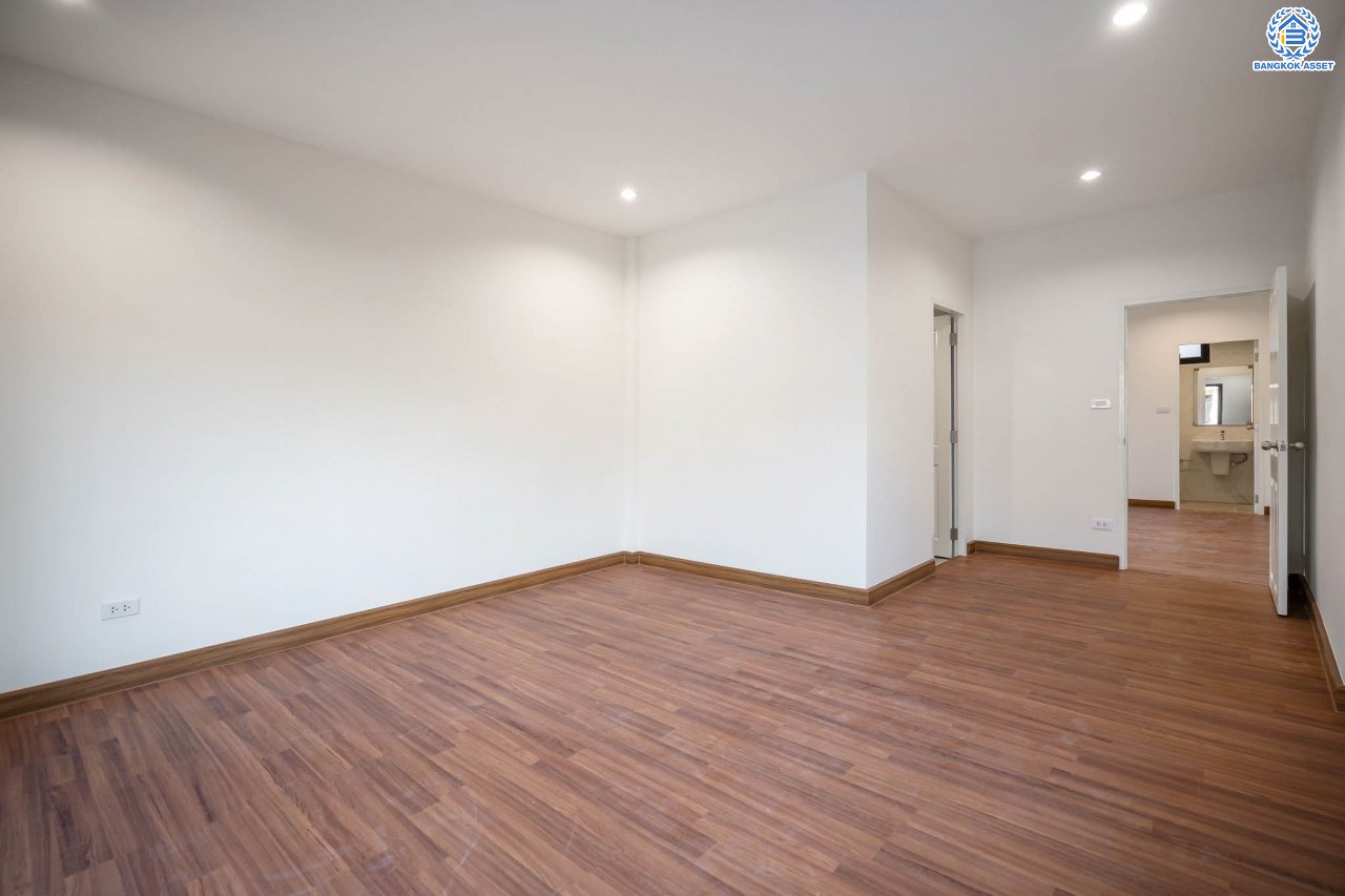 บ้านมือสองตกแต่งใหม่ โครงการ บูรพาวิลล่า3 บรมราชชนนี เนื้อที่ 60 ตร.ว. ฟังก์ชันครบ 4 ห้องนอน 3 ห้องน้ำ 1 ห้องอเนกประสงค์ 2 ที่จอดรถ บ้านสวยสภาพดี พร้อมเข้าอยู่ บนทำเลศักยภาพเข้า-ออกได้หลายเส้นทาง ใกล้รถไฟฟ้าสายสีน้ำเงิน "สถานีไฟฉาย" และทางด่วน "ศรีรัช"